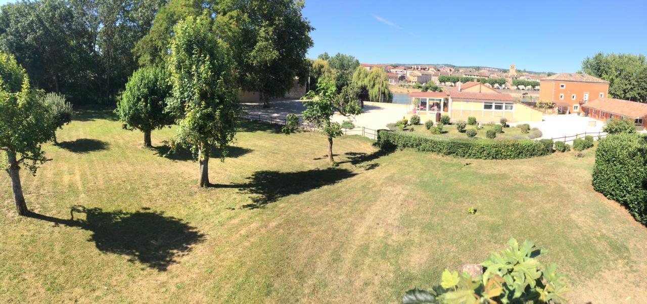ホテル Domaine Des Jardins De La Saone トゥールニュ エクステリア 写真