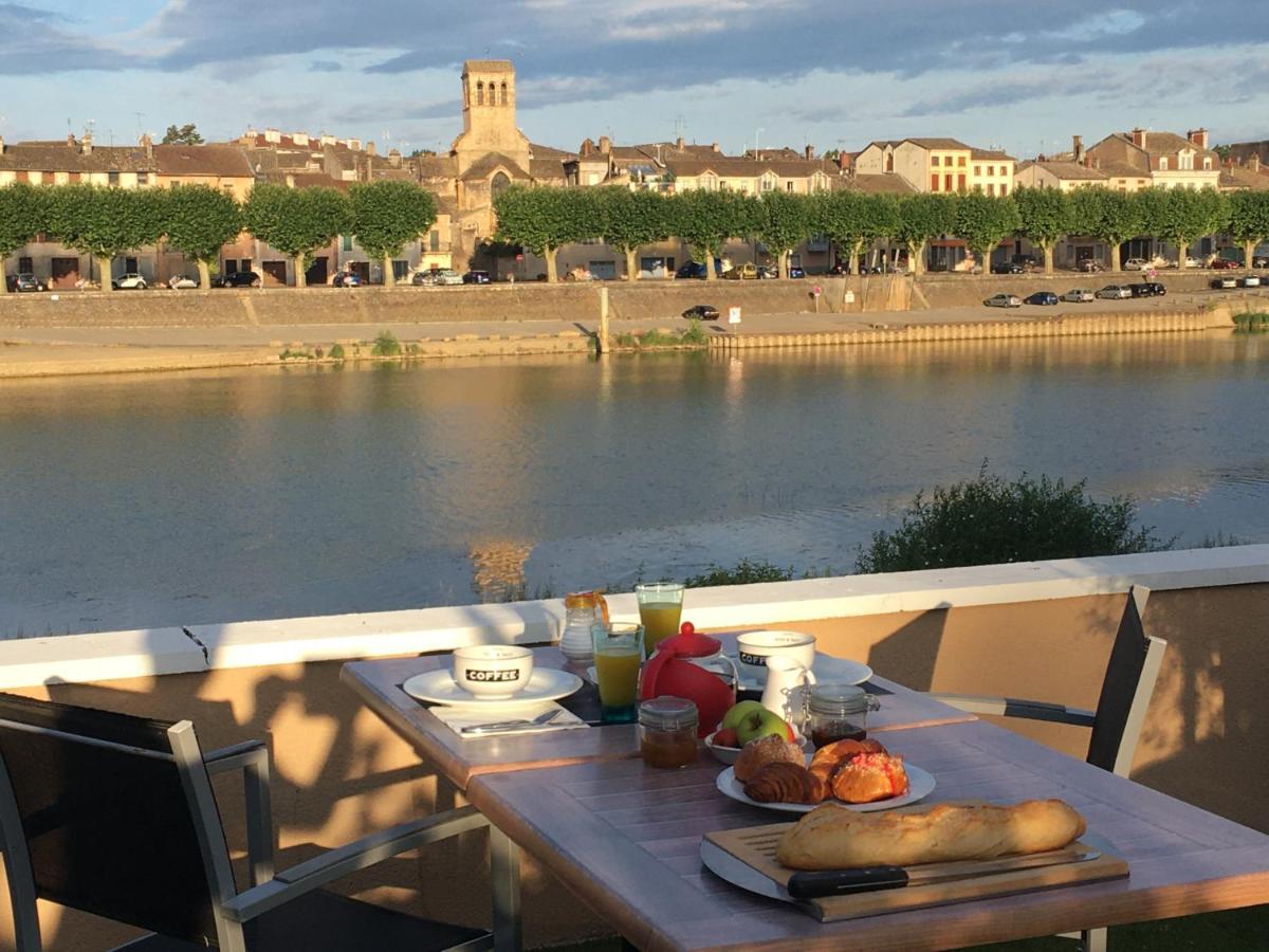 ホテル Domaine Des Jardins De La Saone トゥールニュ エクステリア 写真